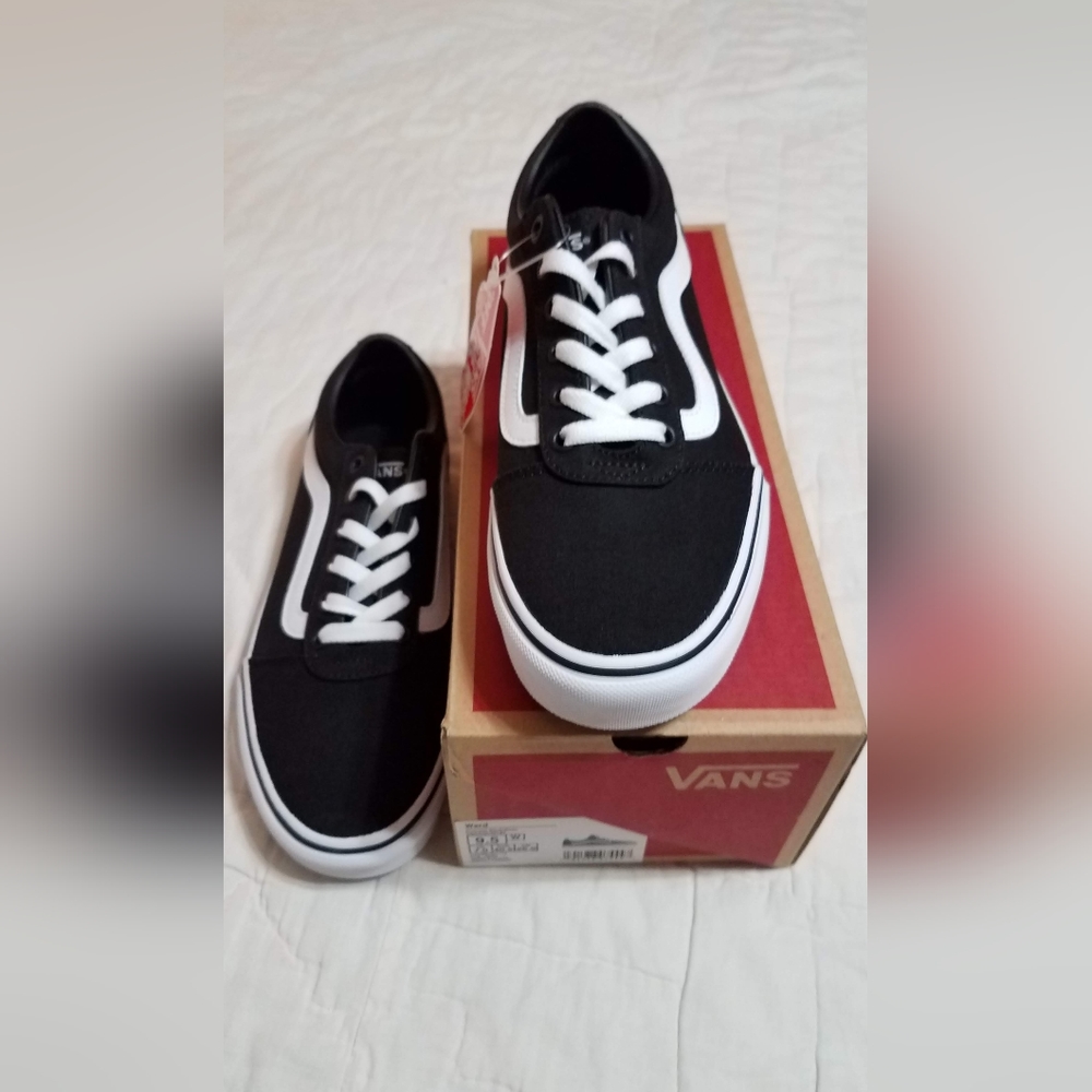 Women's Vans Ward skate shoe black and white 9.5 NIB